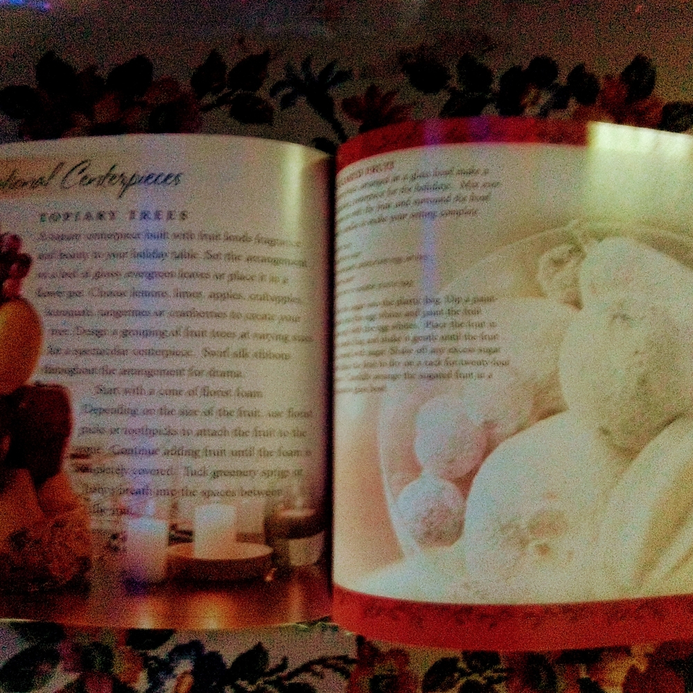 Keepsake Christmas Book - Picture 3 of 6